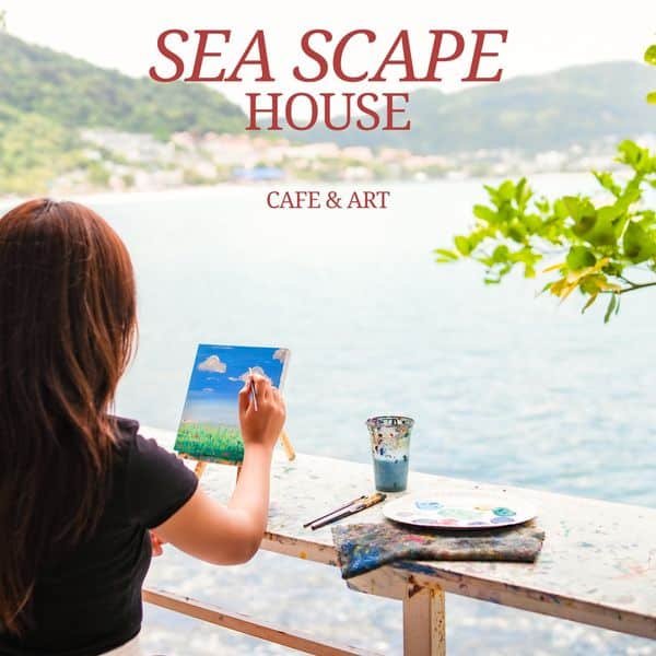 คนๆ หนึ่งกำลังวาดภาพทิวทัศน์ริมทะเลสาบหรือทะเลที่ SEA SCAPE HOUSE Cafe & Art ซึ่งเก็บภาพทิวทัศน์อันสวยงามชวนให้นึกถึง แหลมพรหมเทพ อุปกรณ์งานศิลปะวางอยู่บนโต๊ะ