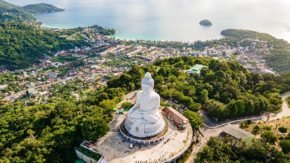 มุมมองทางอากาศของพระใหญ่ใน ท่องเที่ยวภูเก็ต จังหวัดภูเก็ต ประเทศไทย หนึ่งในเกาะภูเก็ตอันดับต้นๆ มองเห็นความเขียวขจี อาคาร และทะเล