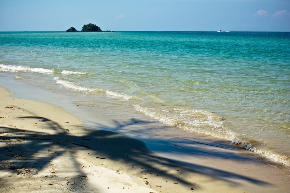 ชายหาดเขตร้อนที่มีคลื่นอ่อนโยน หาดทราย และทิวทัศน์มหาสมุทรอันน่า ที่เที่ยวกระบี่ หลงใหลกำลังรอผู้ที่กระตือรือร้นที่จะสัมผัสประสบการณ์ท่องเที่ยวกระบี่ที่น่าจดจำ เกาะเล็กๆ ทอดยาวไปไกลภายใต้ท้องฟ้าสีครามสดใส ถือเป็นประสบการณ์ที่ไม่อาจลืมเลือน ชมรีวิวเที่ยวกระบี่