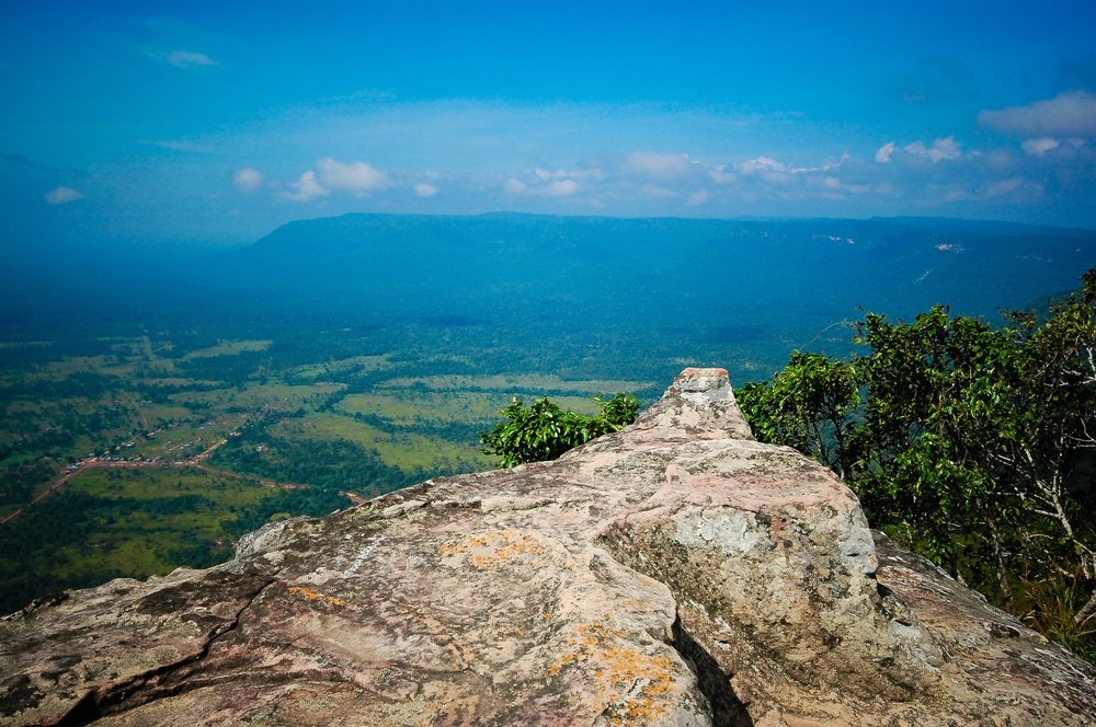 หน้าผาหินที่มองเห็น ที่ท่องเที่ยวภาคอิสาน ทิวทัศน์อันเขียวขจีอันกว้างใหญ่ด้วยภูเขาอันห่างไกลภายใต้ท้องฟ้าสีฟ้าใส รวบรวมแก่นแท้ของการท่องเที่ยวภาคอีสาน10อันดับ.