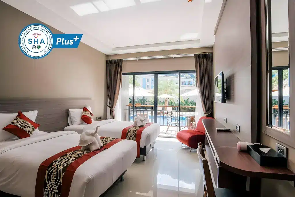 ห้องพักในโรงแรม ที่พักอ่าวนาง ทันสมัยพร้อมเตียงแฝด 2 เตียง ผ้าเช็ดตัว โต๊ะทำงาน ทีวีจอแบน และหน้าต่างบานใหญ่ที่มองเห็นบริเวณสระว่ายน้ำ เหมาะสำหรับผู้ที่กำลังมองหาอ่าวนางราคาถูกหรืออ่าวนางกระบี่แบบพรีเมี่ยม ได้รับการรับรอง SHA Plus+ เพื่อความอุ่นใจของคุณ.