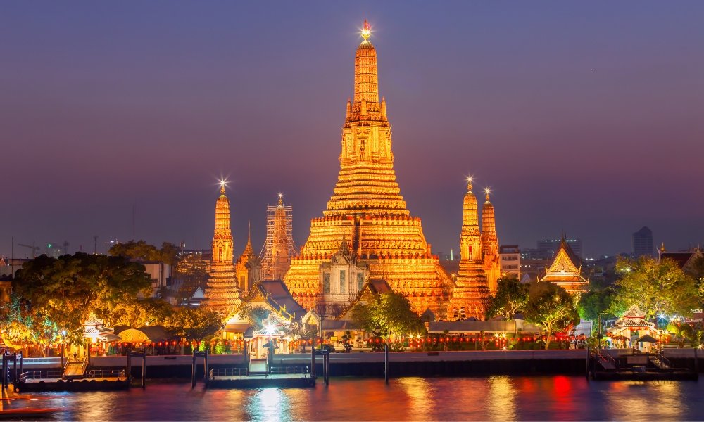 วัดอรุณ (วัดอรุณราชบาร์ดี) ในกรุงเทพมหานคร, ประเทศไทย, สถานที่ท่องเที่ยวที่มีชื่อเสียงในกรุงเทพมหานคร, ส่องแสงสว่างในยามเย็นเมื่อยอดกลางและโครงสร้างโดยรอบสะท้อนอย่าง ที่เที่ยวกรุงเทพ สวยงามในแม่น้ำ.