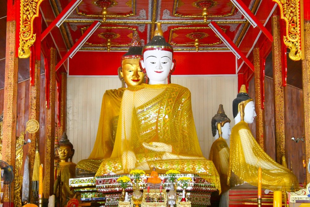 พระพุทธรูปหลายองค์ที่ห่มผ้าสีทองถูกจัดแสดงอยู่ภายในวัดที่ตกแต่งอย่างหรูหราด้วยรายละเอียดสีแดงและทอง ทำให้ที่นี่เป็นสถานที่ท่องเที่ยวที่ต้องไปเยือนสำหรับผู้ที่มาสำรวจสถานที่ทางประวัติศาสตร์และจิตวิญญาณของอยุธยา.