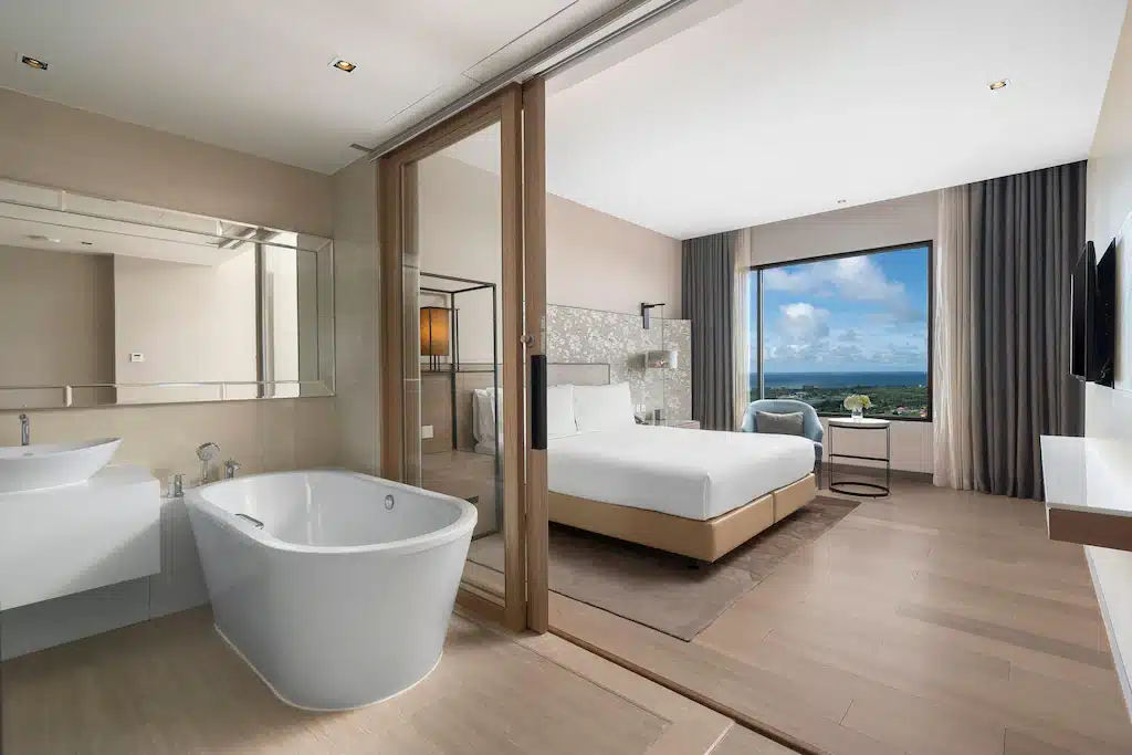 ห้องพักโรงแรมสมัยใหม่พร้อมอ่างอาบน้ำแบบลอยตัว ผนังกระจก รวม ที่พักระยอง คัดมาแล้ว ติดทะเล วิวสวย พักผ่อนชิลใกล้กรุงเทพ โรงแรมระยอง บรรยากาศริมชายหาด ไม่ว่าจะเป็น รีสอร์ทระยอง โซนที่ติดทะเลหรือโซนในเมือง!!
แบ่งสัดส่วน เตียงคิงไซส์ หน้าต่างบานใหญ่ พร้อมวิวทิวทัศน์สวยงาม—เหมาะสำหรับผู้ที่ต้องการประสบการณ์การพักผ่อนริมทะเลพัทยาอย่างแท้จริง.
