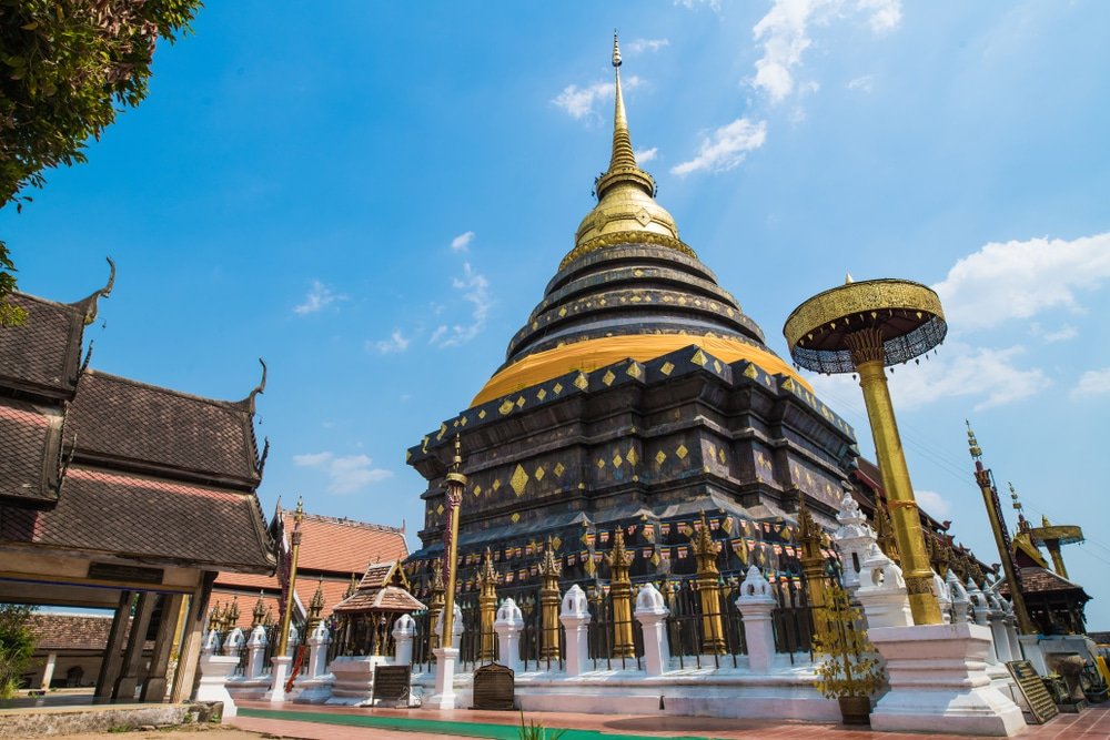 วัดพุทธขนาดใหญ่ที่ตกแต่งอย่างวิจิตร พร้อมด้วยเจดีย์สีทองใต้ท้องฟ้าสีคราม ล้อมรอบด้วยรูปปั้นและสถาปัตยกรรมแบบดั้งเดิม — นี่คือจุดหมายปลายทางที่ไม่ควรพลาดสำหรับใครก็ตามที่ต้องการสำรวจ ที่เที่ยวภาคเหนือ และสัมผัสความงามทางวัฒนธรรมของภาคเหนือของไทย.
