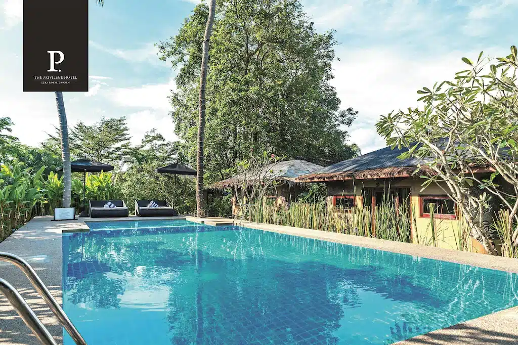 สระว่ายน้ำที่โรงแรม The Privilege Hotel Ezra Royal Garden ซึ่งเป็นที่พักยอดนิยมบนเกาะสมุย ที่ล้อมรอบด้วยพืชพรรณเขตร้อนและวิลลาสำหรับแขก.